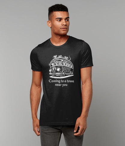 Medieval humour.
Vintage tour bus t-shirt in black, with a striking white outline design of sinister rats, commemorating the &#39;Black Death World Tour 1347-1351.&#39; It&#39;s the ideal choice for aficionados of gothic style, rock music and bold fashion.