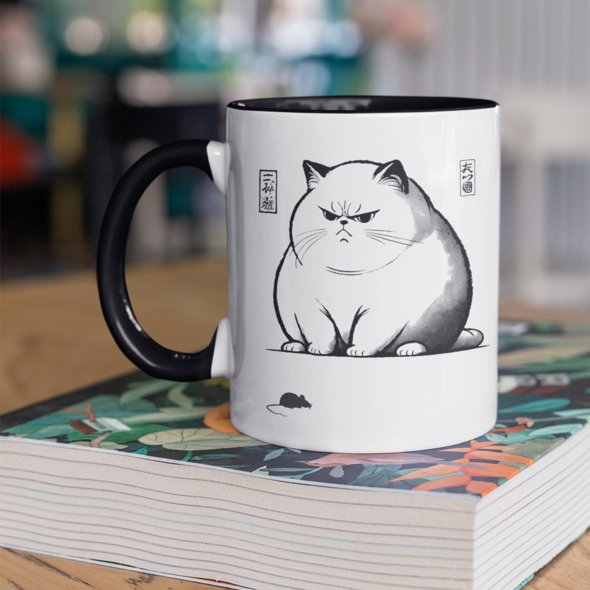 Fat Grumpy Cat Mug – A funny black and white ceramic coffee cup with an angry chonky cat and a small mouse, designed in traditional Japanese art style. Ideal for feline enthusiasts and kawaii lovers.